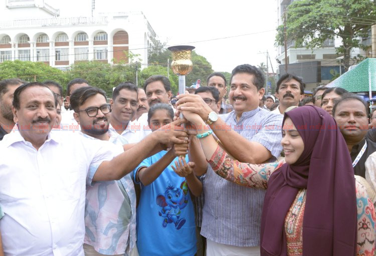 സ്വർണക്കപ്പും ദീപശിഖയും കോഴിക്കോട്ടെത്തി മന്ത്രി എൻ. ഷംസുദ്ദീൻ ഉദ്ഘാടനം ചെയ്തു