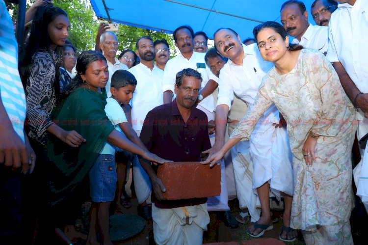 സ്വന്തമായൊരു അടച്ചുറപ്പുള്ള വീട് ഇനി സ്വപ്നമല്ല രണ്ട് കുടുംബങ്ങൾക്ക് പുനർജനിയിലൂടെ തണലൊരുങ്ങുന്നു