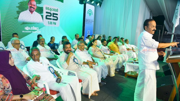 സഹകരണ മേഖലയിൽ പണം നിക്ഷേപിക്കുന്ന എല്ലാവർക്കും സർക്കാർ ഗ്യാരണ്ടി നൽകും മുഖ്യമന്ത്രി വി. ഡി. സതീശൻ
