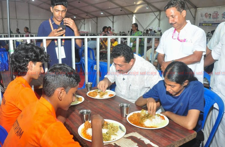 കുട്ടികൾക്കൊപ്പം ഉച്ചഭക്ഷണം കഴിച്ച് വിദ്യാഭ്യാസ മന്ത്രി; കായികമേളയിൽ സൗഹൃദം പങ്കുവെച്ച് താരങ്ങൾ