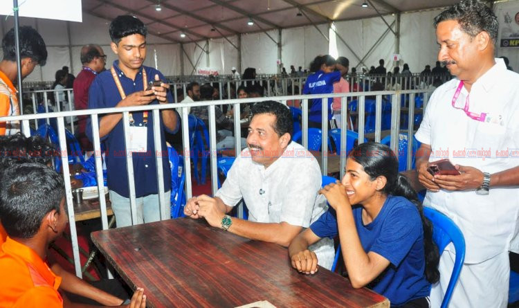 കുട്ടികൾക്കൊപ്പം ഉച്ചഭക്ഷണം കഴിച്ച് വിദ്യാഭ്യാസ മന്ത്രി; കായികമേളയിൽ സൗഹൃദം പങ്കുവെച്ച് താരങ്ങൾ