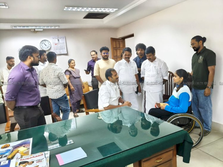 വീൽചെയറിൽ മെഡൽ തിളക്കം ഏഷ്യൻ പാരാഗെയിംസ് വിജയി ആൽഫിയ ജെയിംസിനെ അനുമോദിച്ച് മന്ത്രി അനൂപ് ജേക്കബ്