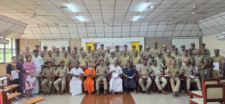 വഴിയരികിൽ കിട്ടിയ പണം പോലീസ് സ്റ്റേഷനിലെത്തിച്ച കുരുന്നുകൾ മുതൽ സ്ക്രാപ്പ് വ്യാപാരി വരെ മാതൃകയായവർക്ക് പോലീസിന്റെ ആദരം
